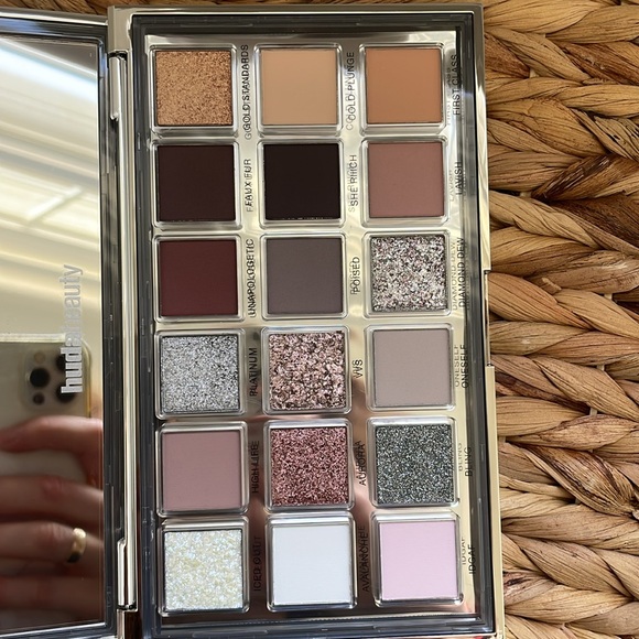 Huda Beauty Icy Nude Eyeshadow Palette - Picture 3 of 3
